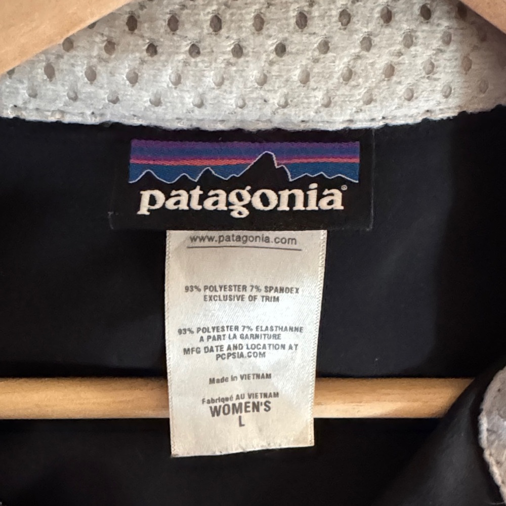 Patagonia Women's Black and Gray Jacket - Picture 7 of 7